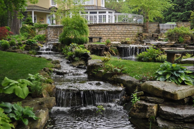 paysagiste-BLAUSASC-min_landscaping-rock-louisville-ky-traditional-landscape-and-boulders-brick-wall-bushes-grass-koi-law